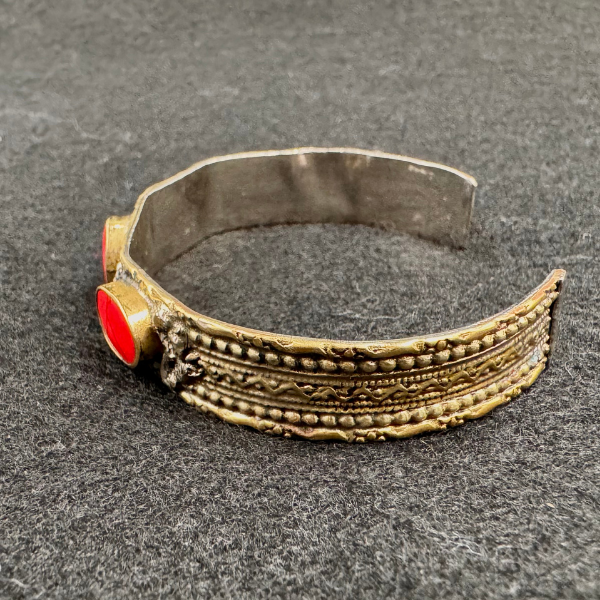 Bracelet corail Nuristan Afghanistan, artisanat tribal en métal et perles