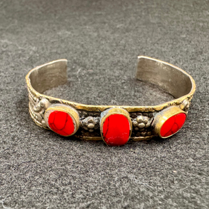 Bracelet artisanal Nuristan Afghanistan, rangée de perles rondes corail sur bande pointillée