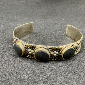 Bracelet artisanal Nuristan Afghanistan, série de pierres noires serties sur bande ouvragée