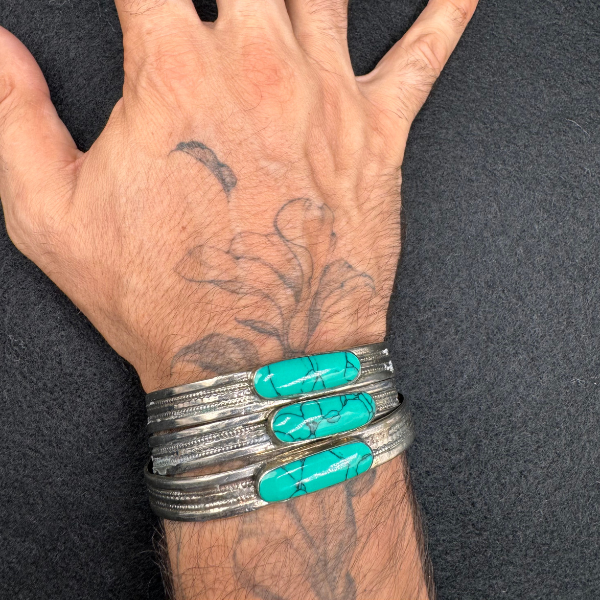 Bracelet ajustable Nuristan Afghanistan porté au poignet, perles turquoise rondes