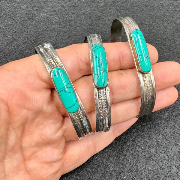 Bracelet turquoise Nuristan Afghanistan, détail de la bande pointée