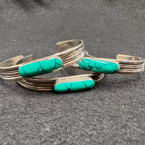 Bracelet artisanal Nuristan Afghanistan, perles turquoise rondes sur bande pointillée