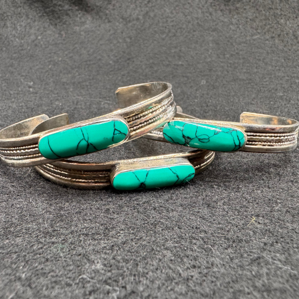 Bracelet artisanal Nuristan Afghanistan, perles turquoise rondes sur bande pointillée