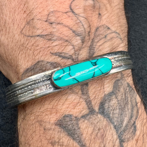 Détail des perles turquoise et de la bande grainée du bracelet Nuristan Kiff Kiff