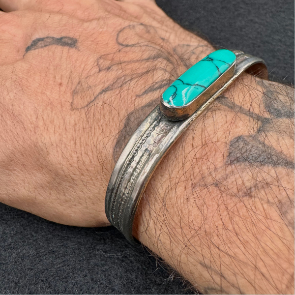 Bracelet turquoise Nuristan Afghanistan, gros plan sur les perles