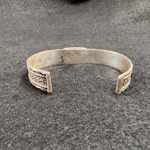 Bracelet noir Nuristan Afghanistan, vue de face du sertissage