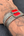 Détail de la pierre rouge-orangé du bracelet Nuristan Kiff Kiff