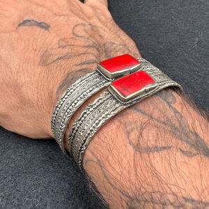 Détail de la pierre rouge-orangé du bracelet Nuristan Kiff Kiff
