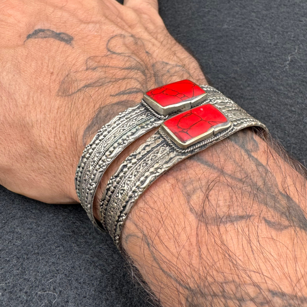 Détail de la pierre rouge-orangé du bracelet Nuristan Kiff Kiff