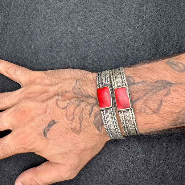 Bracelet pierre ovale rouge Nuristan Afghanistan, vue de profil