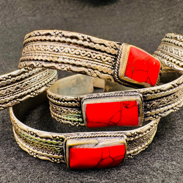 Bracelet pierre ovale rouge Nuristan Afghanistan, artisanat tribal