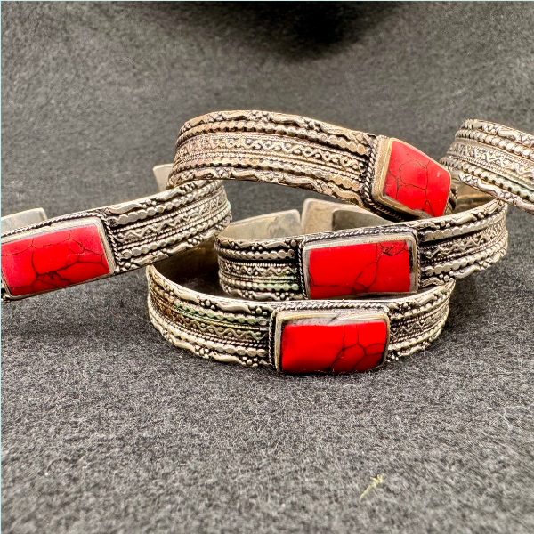 Bracelet ajustable Nuristan Afghanistan porté au poignet, pierre rouge