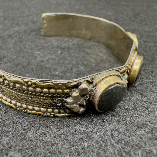 Détail des pierres noires et du travail du métal du bracelet Nuristan Kiff Kiff