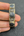 Bracelet ajustable Nuristan Afghanistan porté au poignet, pierres noires