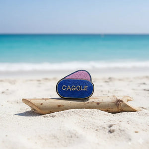 Broche CAGOLE, portée sur un vêtement