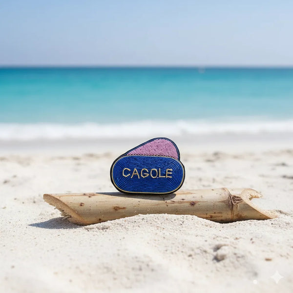 Broche CAGOLE, portée sur un vêtement