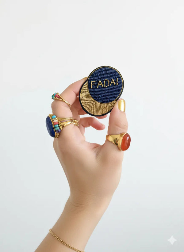 Broche FADA !, portée sur un vêtement