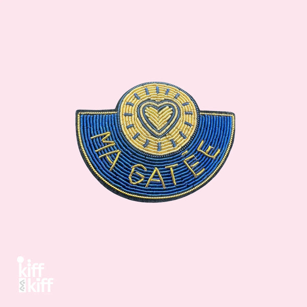 Broche MA GATÉE, portée sur un vêtement