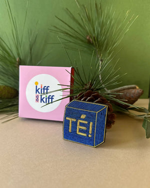 Broche TÉ !, vue de détail de la broderie