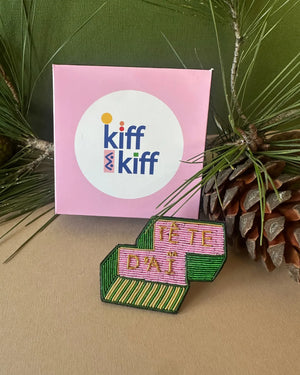 Broche TÊTE D'AÏ, vue de détail de la broderie