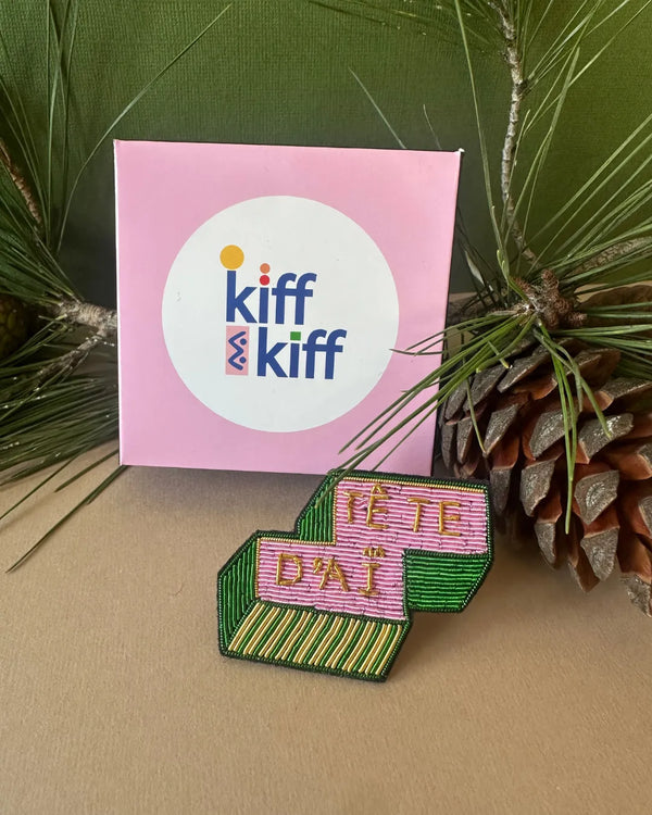 Broche TÊTE D'AÏ, vue de détail de la broderie