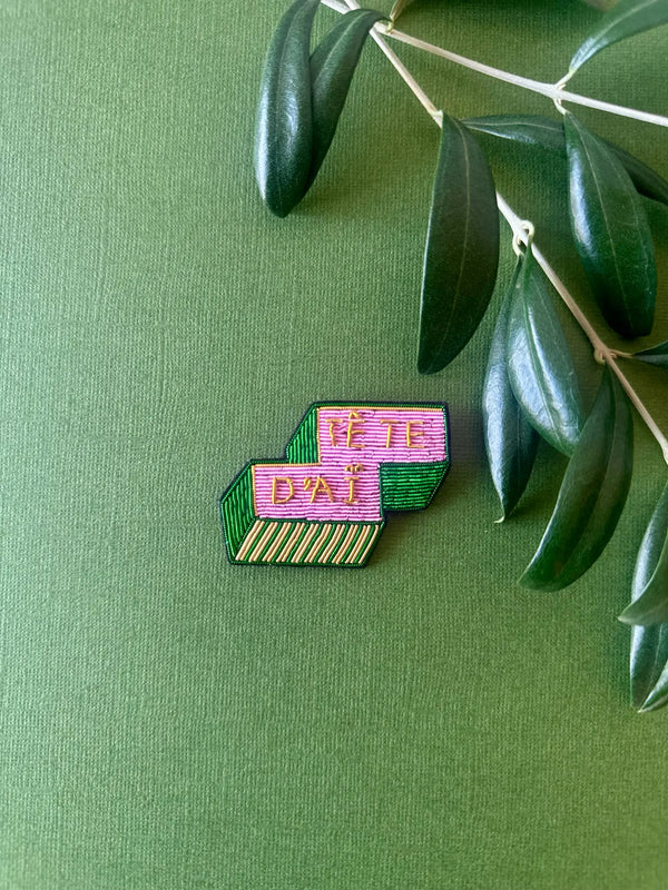 Broche TÊTE D'AÏ, gros plan artisanal