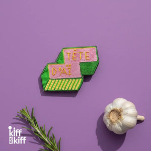 Broche TÊTE D'AÏ, bijou cannetille brodé main, expression du Sud