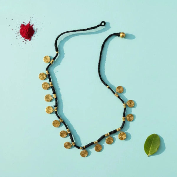 Collier Leela en laiton Dhokra, gros plan sur les motifs artisanaux