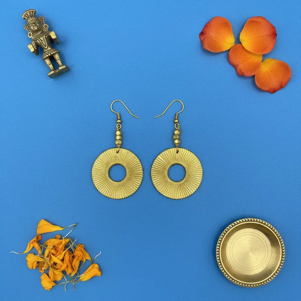 Boucles d'oreilles Meera en laiton Dhokra, vue de détail