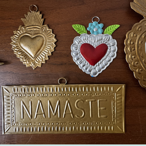 Plaque murale dorée NAMASTE, décoration artisanale Kiff Kiff