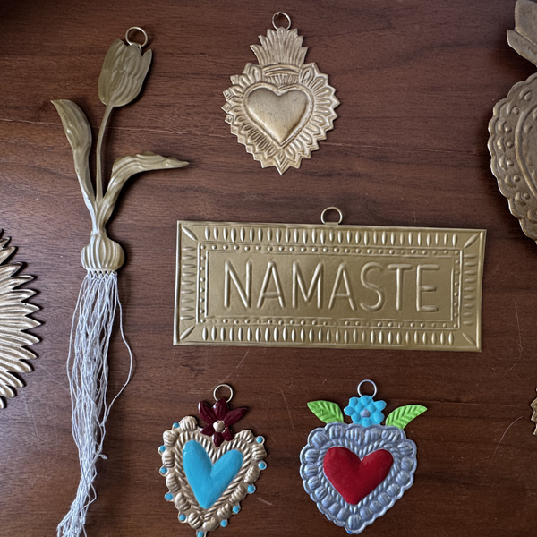 Plaque murale dorée NAMASTE, ambiance déco boème