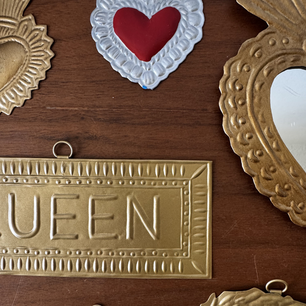 Plaque murale dorée Queen, vue d'ambiance déco