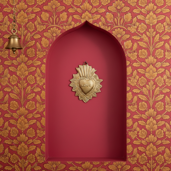 Ex-voto cœur Elton KIFF KIFF en métal doré suspendu dans une niche murale décorative