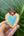 Ex-voto Betty – Cœur sacré artisanal turquoise et doré à suspendre