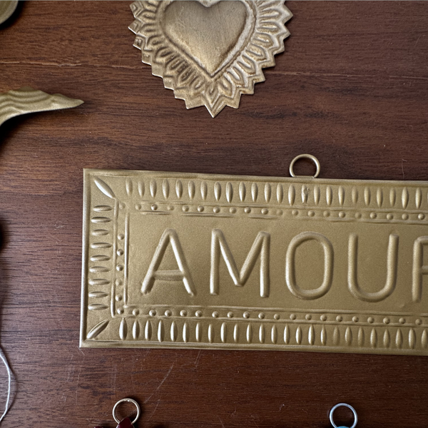 Plaque murale dorée AMOUR, vue d'ambiance déco
