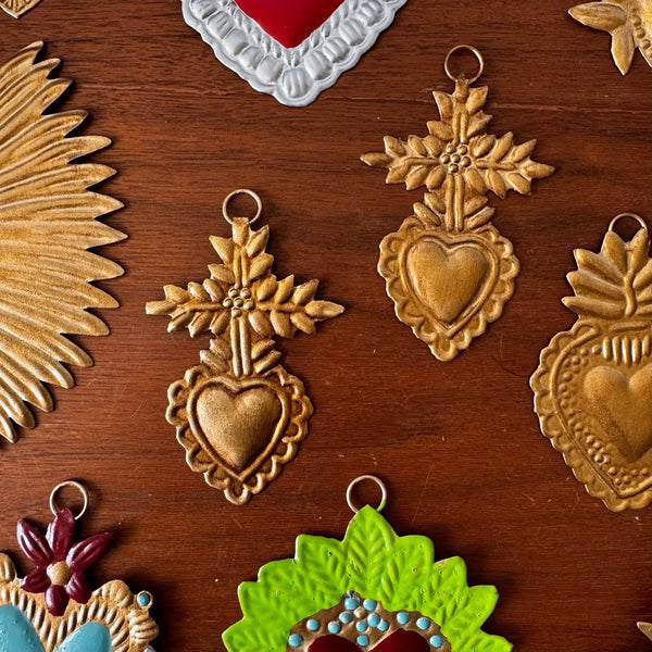 Ex-voto doré Ernest accroché au mur