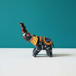 Statuette éléphant articulée en papier mâché, décoration artisanale d'Odisha, mise en scène