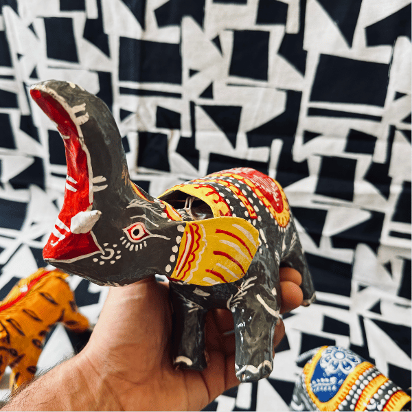 Statuette éléphant en papier mâché, détail peinture