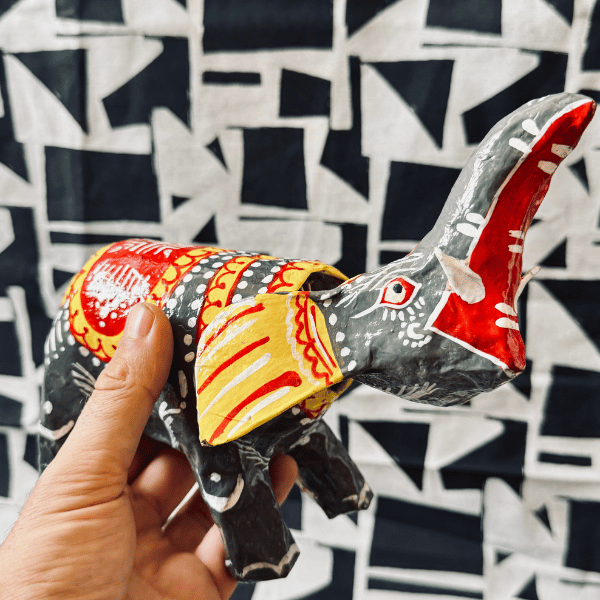 Statuette éléphant en papier mâché, gros plan artisanal