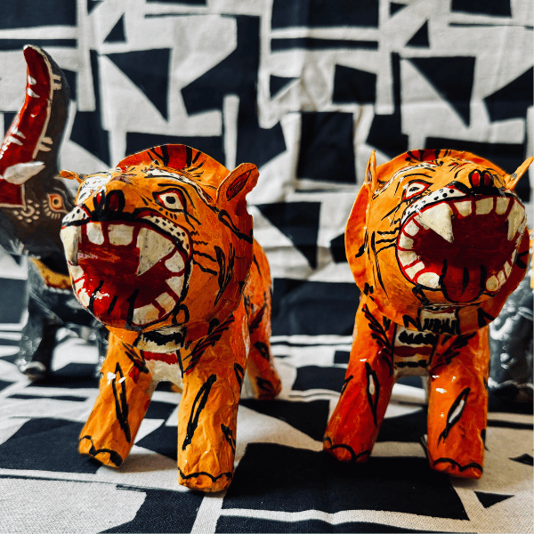 Statuette tigre articulée, vue de profil