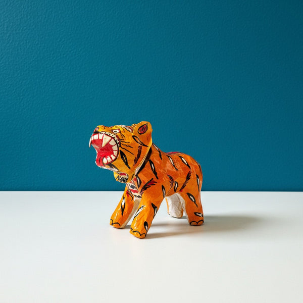 Statuette tigre articulée en papier mâché, décoration artisanale d'Odisha, mise en scène