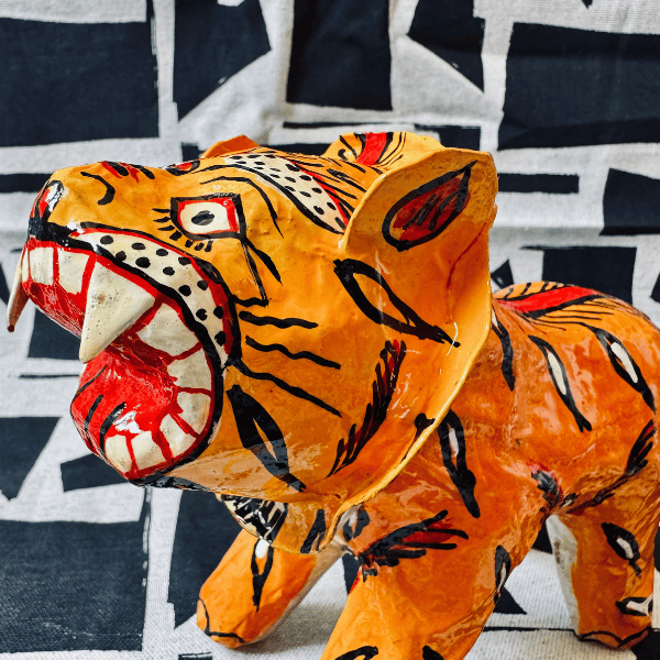 Statuette tigre en papier mâché, vue arrière