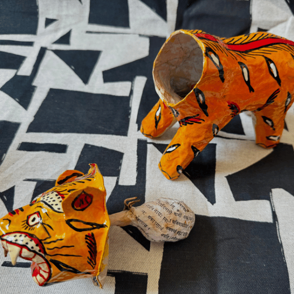 Statuette tigre en papier mâché, articulation de la tête