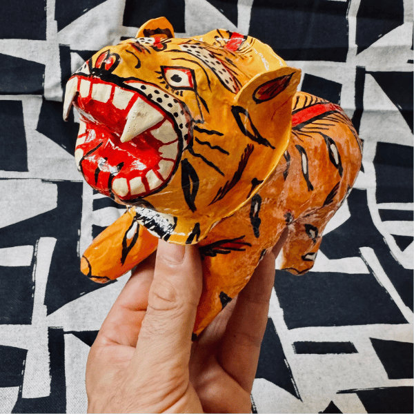 Statuette tigre articulée sur une étagère