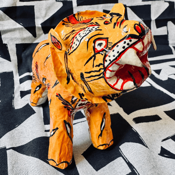 Statuette tigre en papier mâché, détail peinture