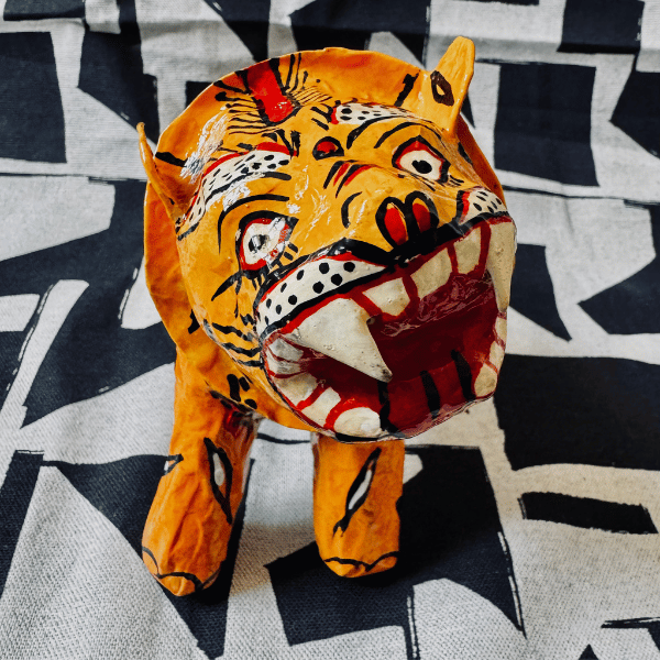 Statuette tigre articulée, mise en situation