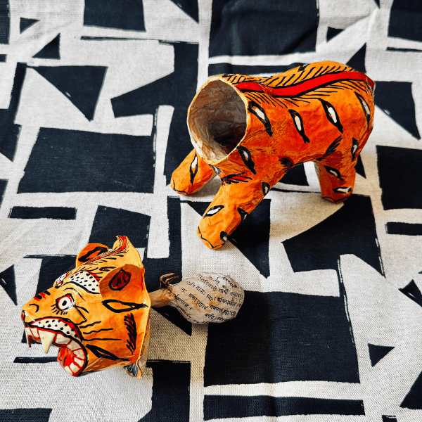 Statuette tigre articulée, gros plan artisanal