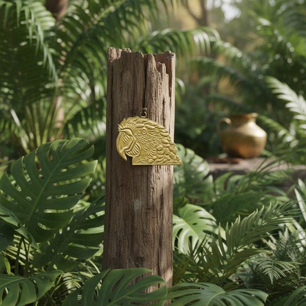Décoration murale KIFF KIFF en forme de perroquet Ara en métal doré martelé, fixée sur un poteau en bois.