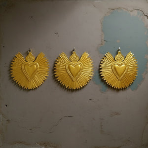 Trois ex-voto KIFF KIFF dorés en forme de cœur avec des rayons solaires, décoration murale artisanale en métal