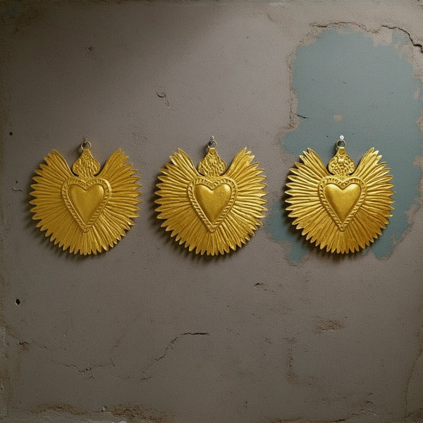 Trois ex-voto KIFF KIFF dorés en forme de cœur avec des rayons solaires, décoration murale artisanale en métal